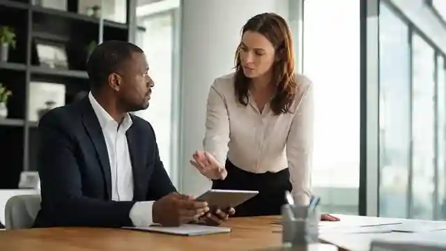 Profissionais discutem se o contexto permite o uso de uma informação antes de decidir a próxima ação.